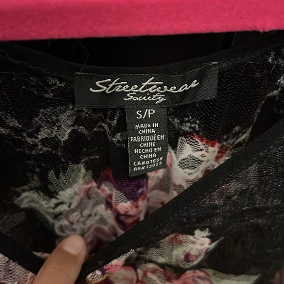 ❤️Black lace top - Picture 2 of 3